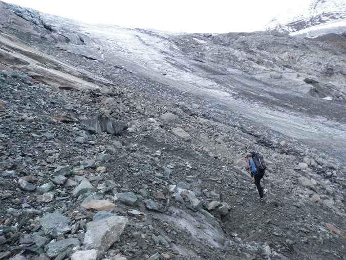 Petite Ciamarella (3).jpg - Monte dans le pierrier sous le glacier